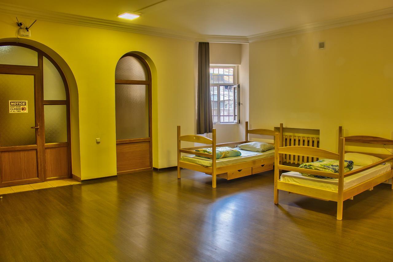 Classy And Cozy Hostel Yerevan Bagian luar foto