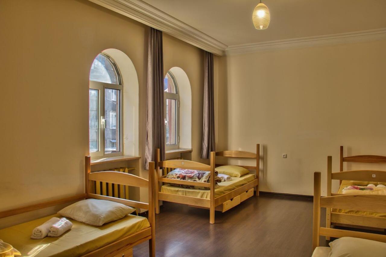 Classy And Cozy Hostel Yerevan Bagian luar foto